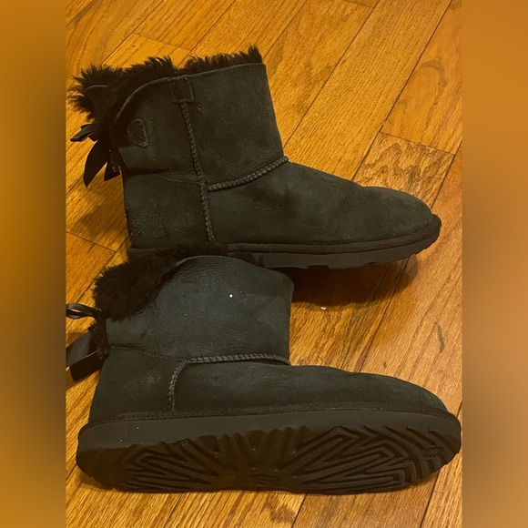 Girls UGG Kids' Mini Bailey Bow II Boot Gray Black Size 5 1017397K - Picture 1 of 5